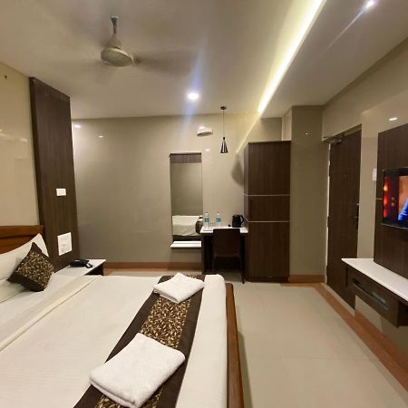 Hotel Sivas Regency Theni Bagian luar foto