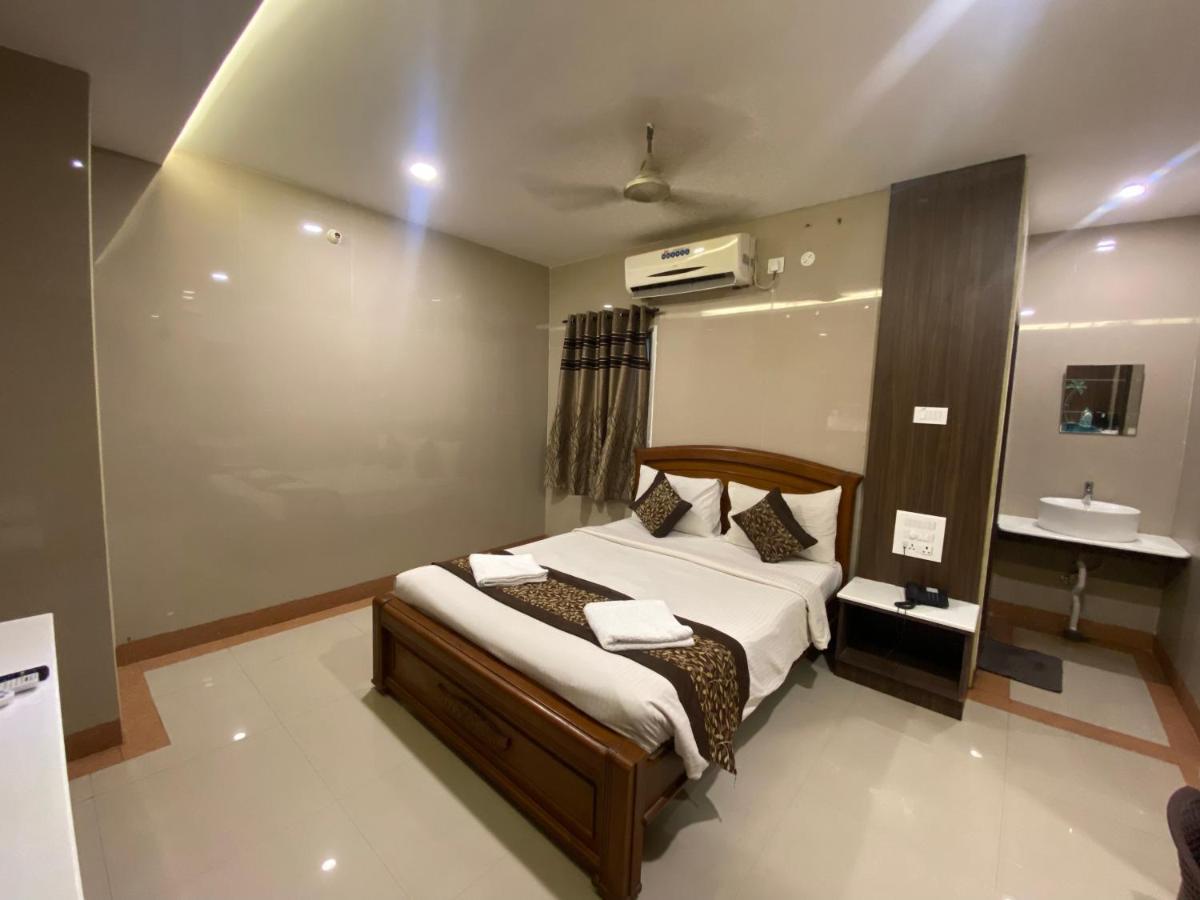 Hotel Sivas Regency Theni Bagian luar foto
