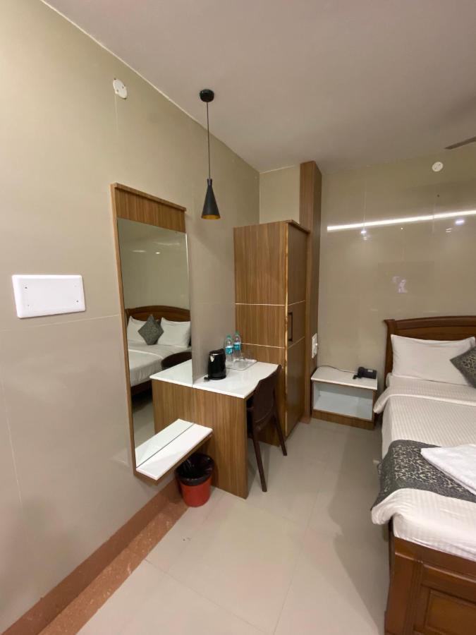 Hotel Sivas Regency Theni Bagian luar foto